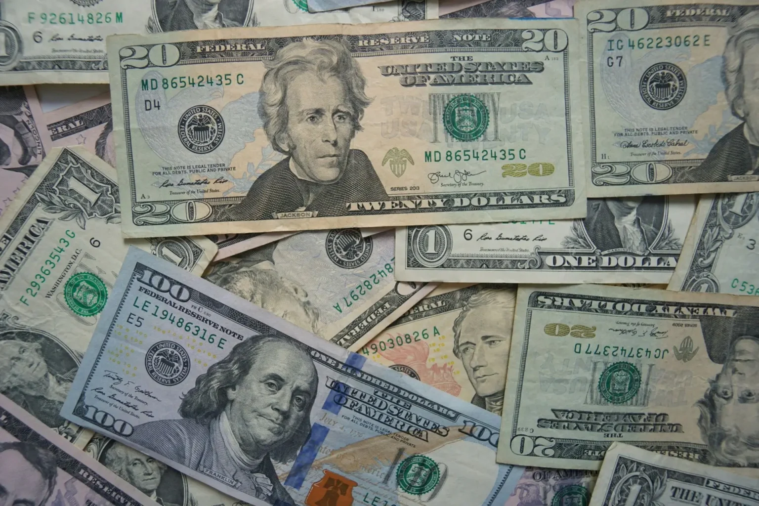 Dólar futuro mantém viés de queda e analista aponta alvo em R$ 4,79