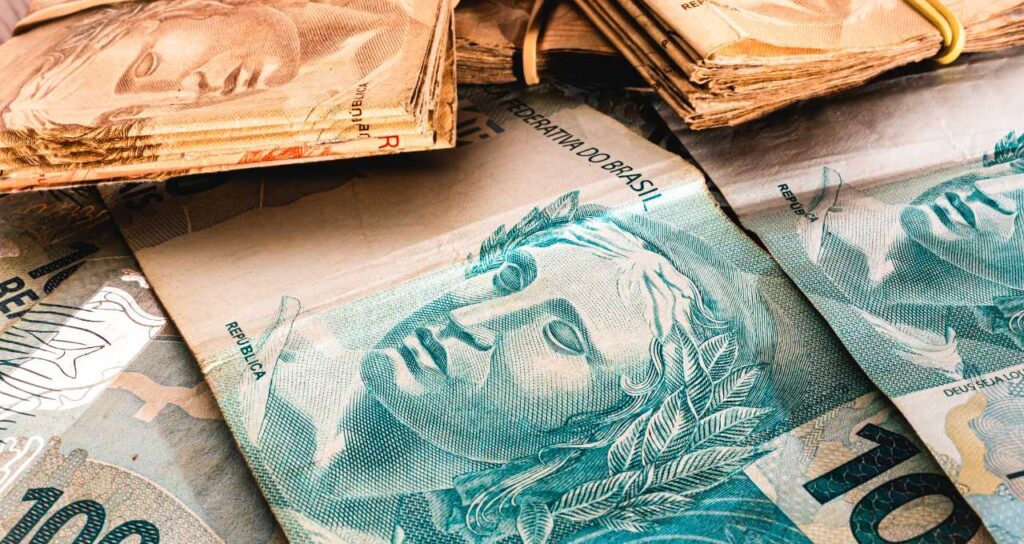 Governo projeta salário mínimo acima de R$ 2 mil até 2030 no PLDO 2027