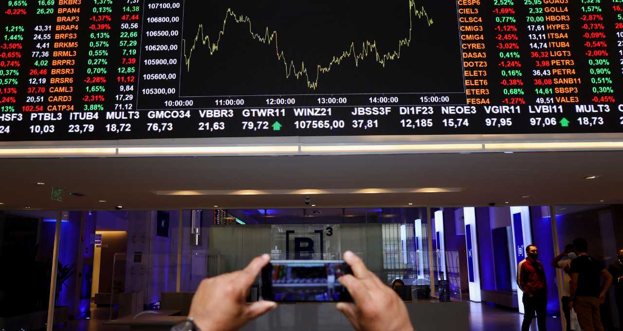 Ágora indica compra de PetroRio e venda de Totvs para operações de day trade nesta sexta-feira (15) - Imagem do artigo