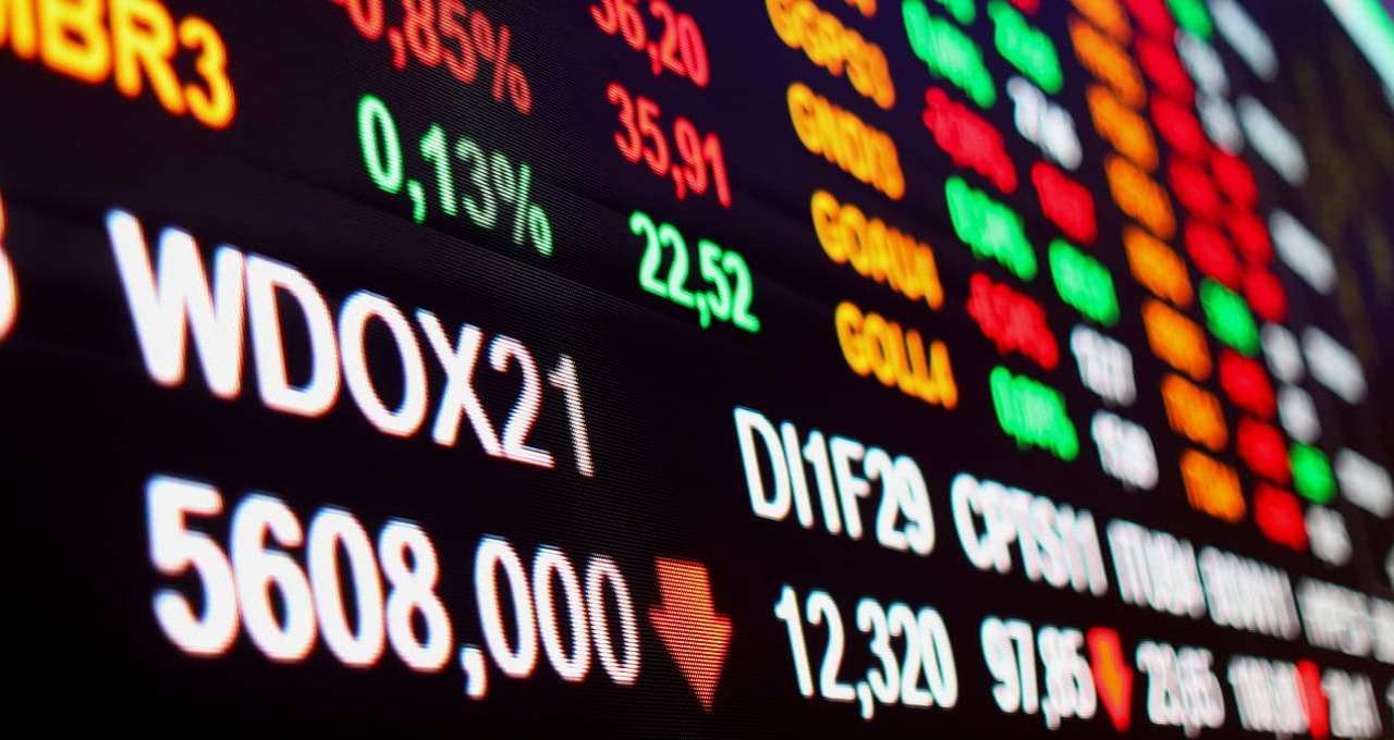 Ibovespa recua 0,81% com tensão eleitoral, enquanto dólar avança a R$ 5,02 - Imagem do artigo