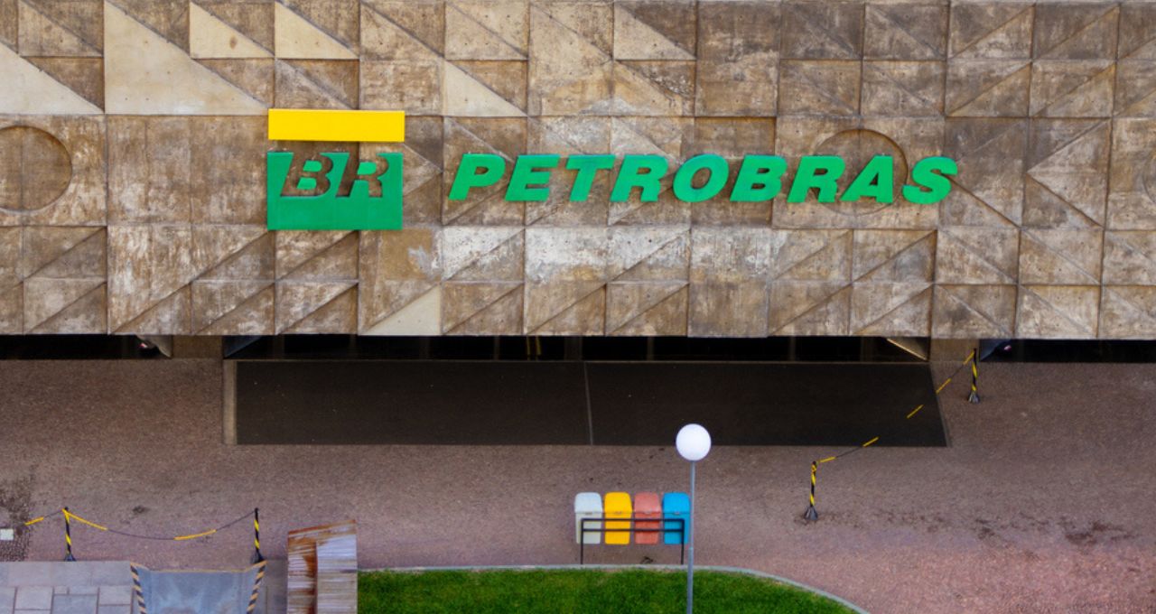 Petrobras eleva preço da gasolina e reduz diferença para referência internacional, apontam bancos - Imagem do artigo